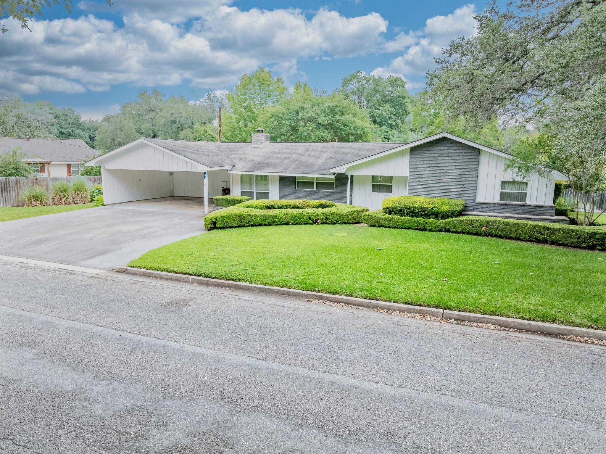 Gonzales, TX 78629,104 N Fair ST