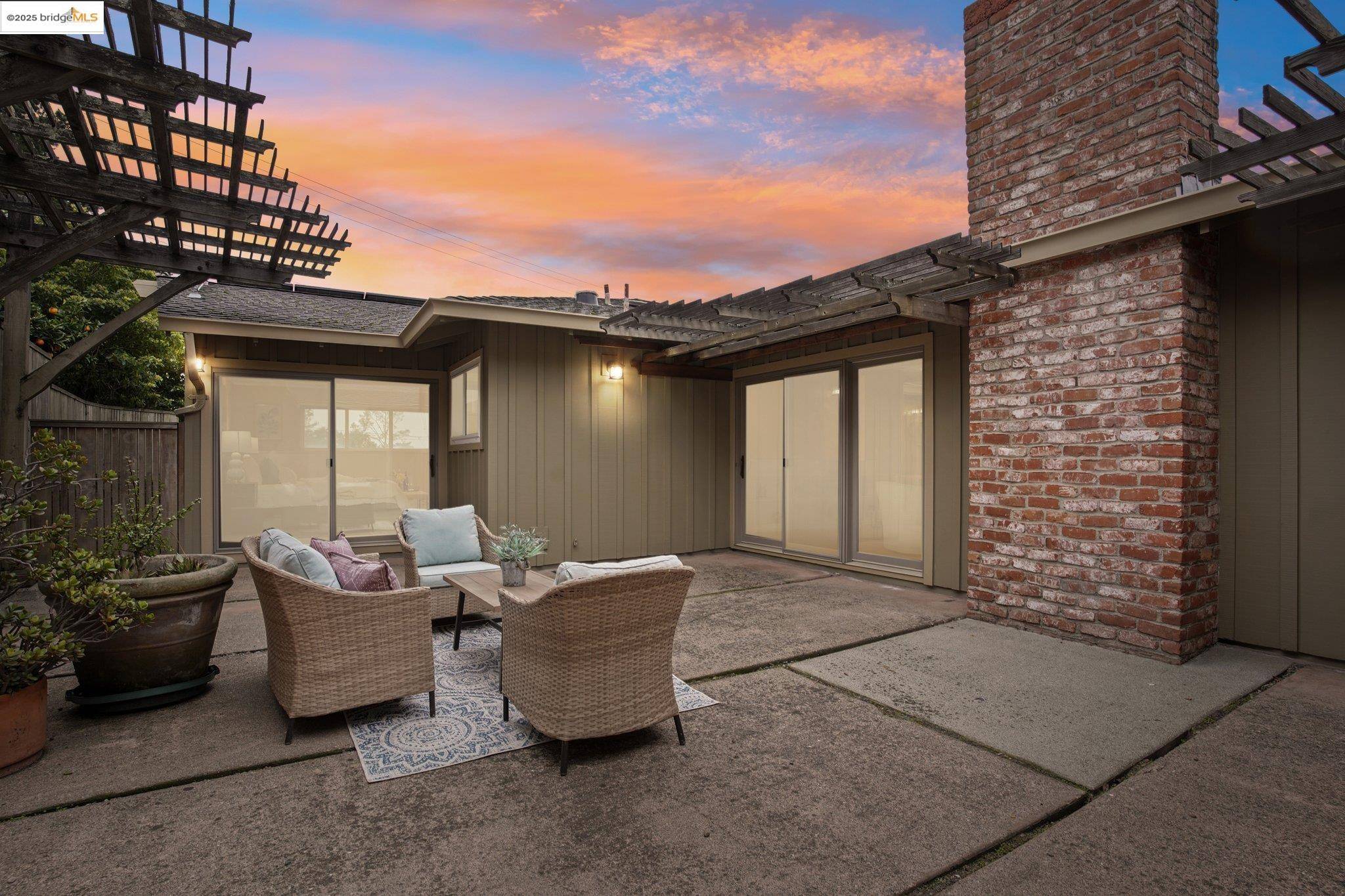 Oakland, CA 94611,2698 Mountain Gate Way