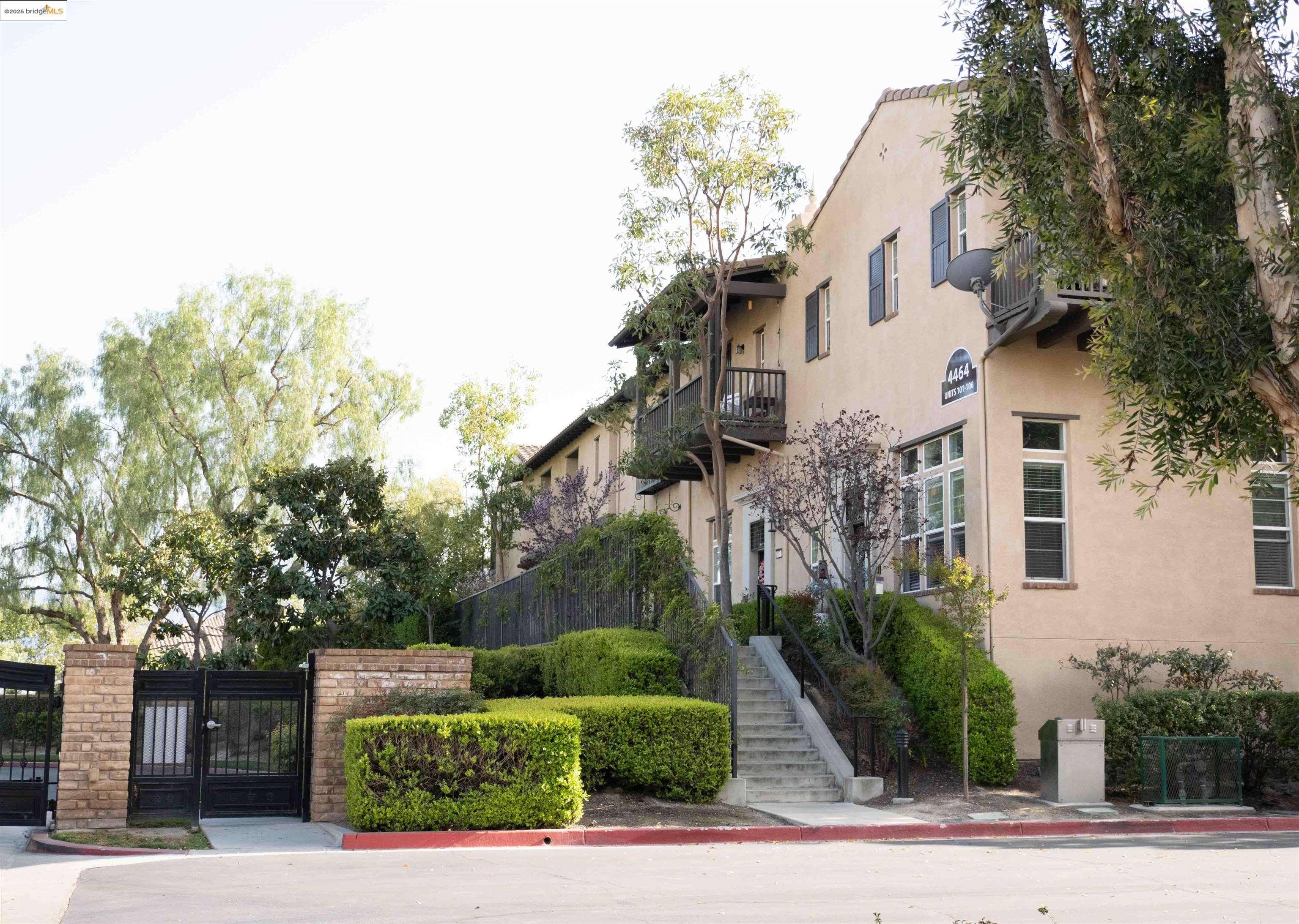 Corona, CA 92883,4464 Owens St #104