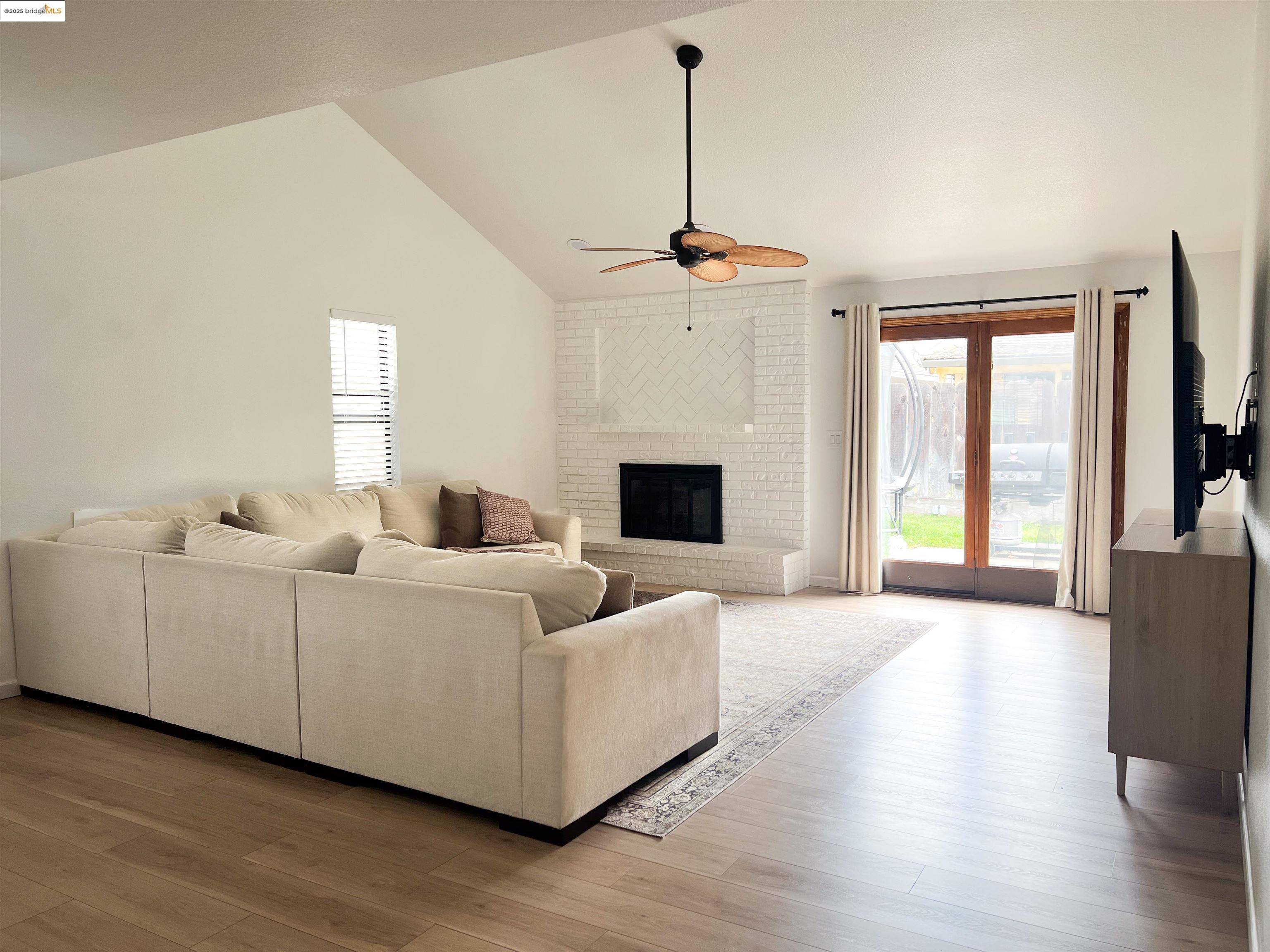 Lodi, CA 95242,324 Lassen DR
