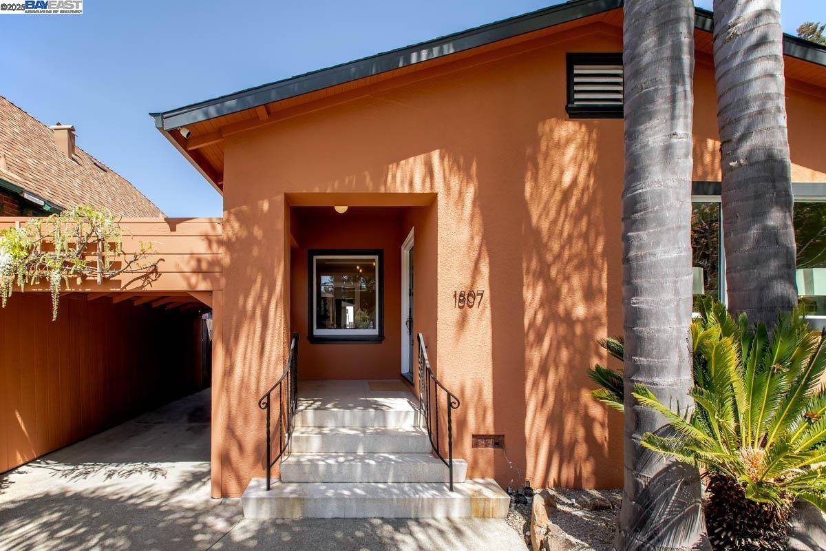 Alameda, CA 94501,1807 Alameda Ave