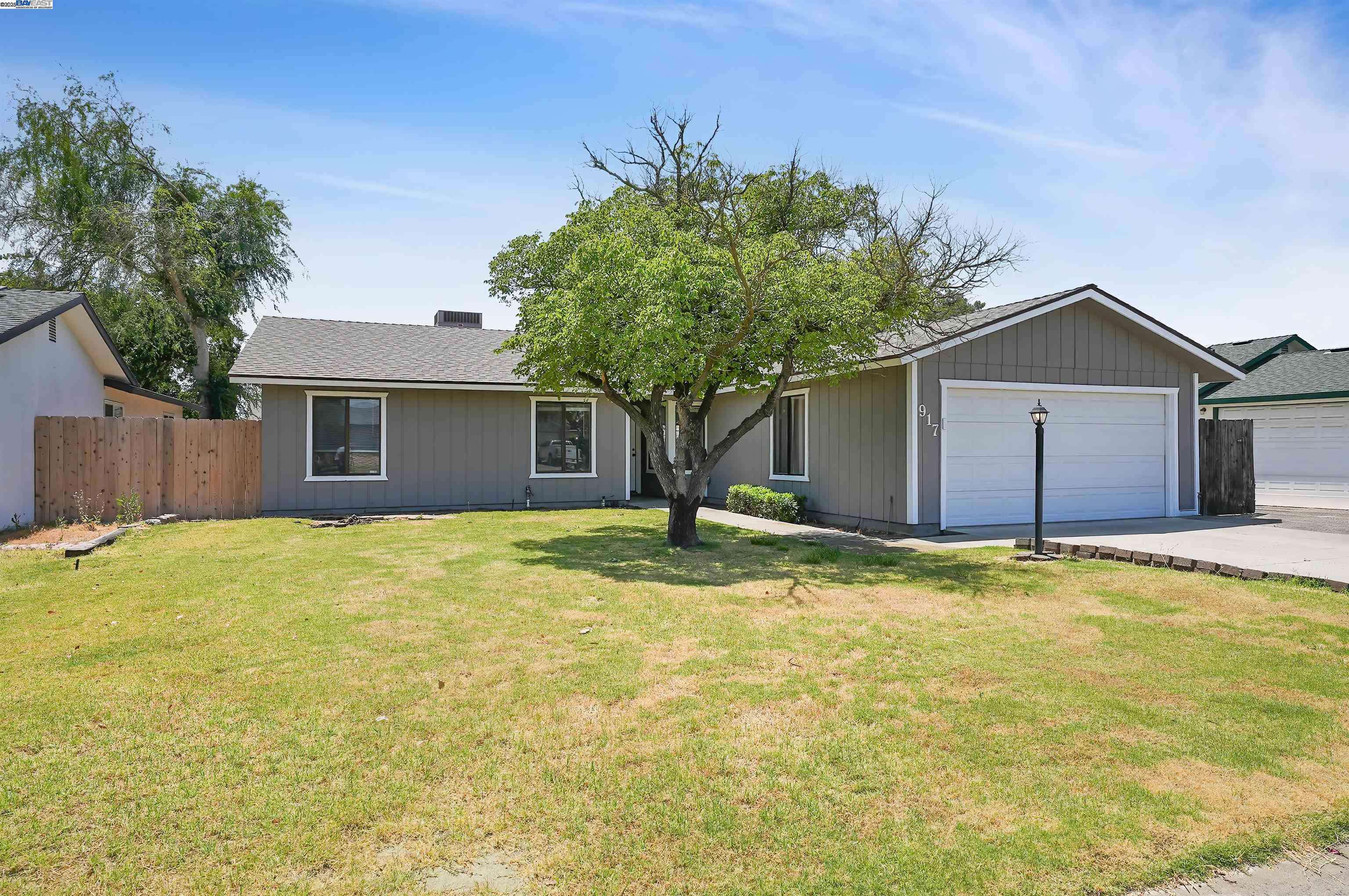 Hanford, CA 93230,917 Moffat Dr