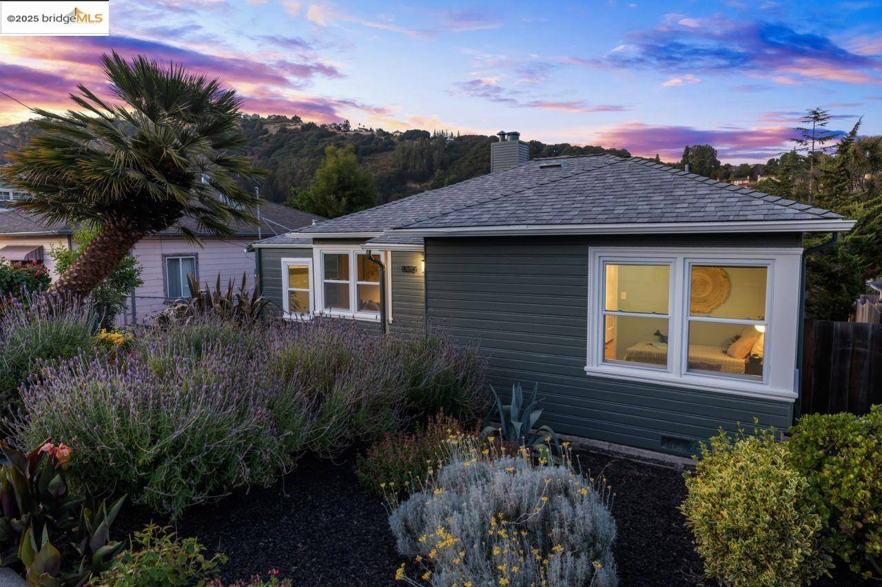 Oakland, CA 94605,8024 Earl Street