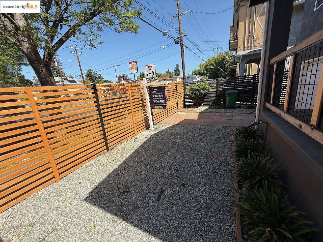 Oakland, CA 94601,2594 Fruitvale Ave