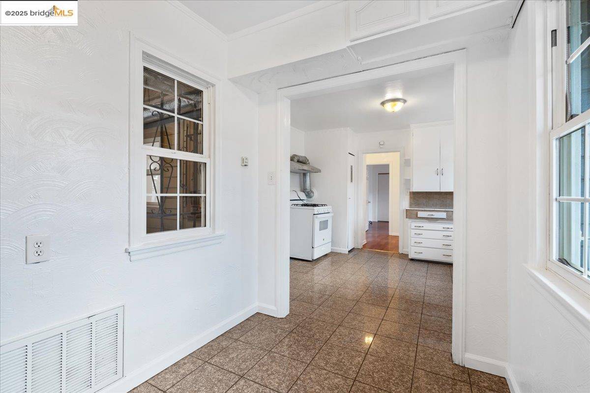 Oakland, CA 94605,8806 Dowling St