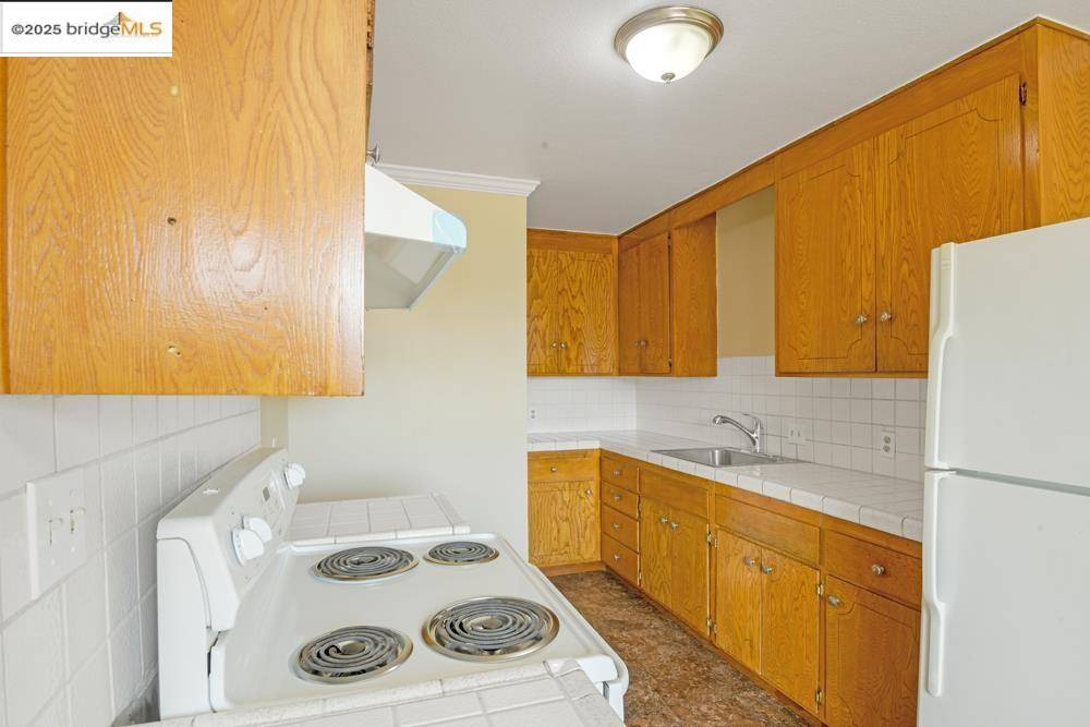 Oakland, CA 94605,7940 Bancroft Avenue