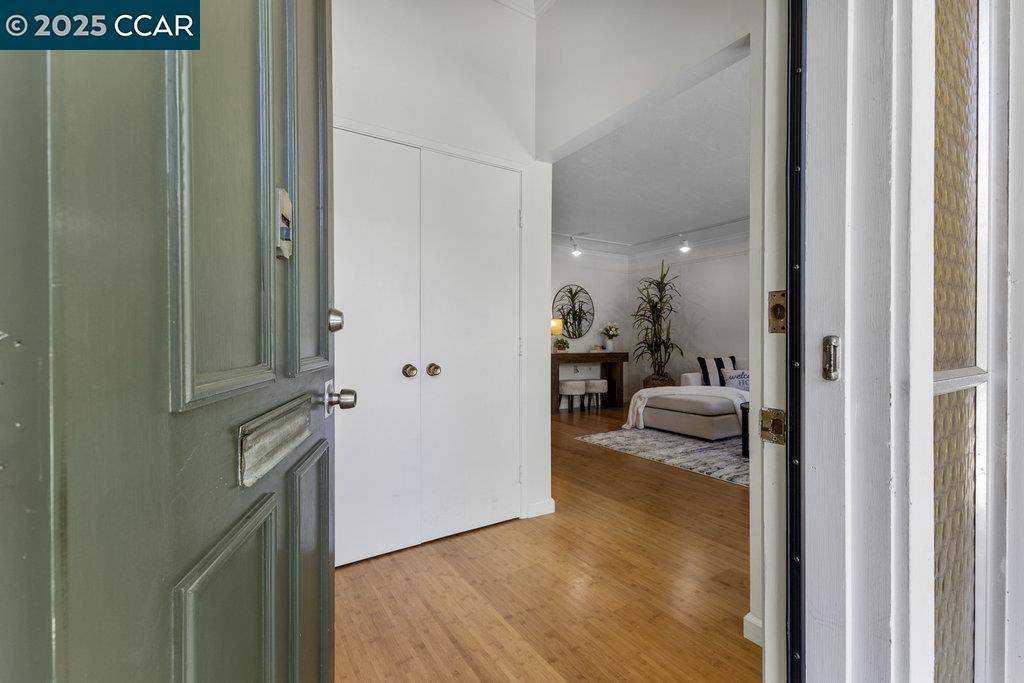 Walnut Creek, CA 94595,1833 Skycrest Dr #2