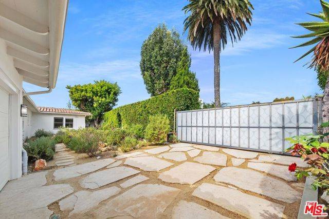 Pacific Palisades (los Angeles), CA 90272,334 Aderno Way