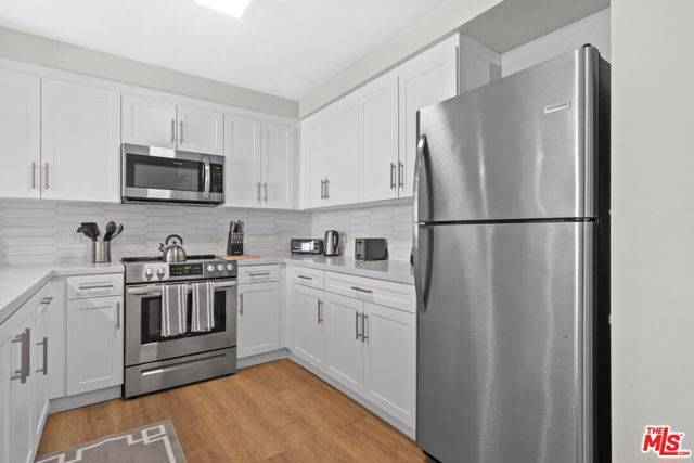 Los Angeles, CA 90005,2847 Leeward Avenue #202