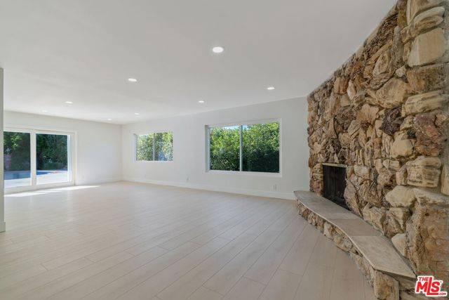 Woodland Hills (los Angeles), CA 91367,22563 Tiara Street