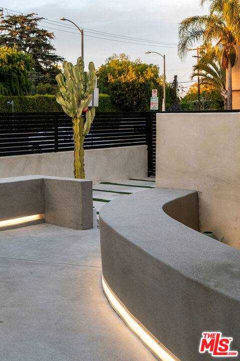 Los Angeles, CA 90048,363 N Kings Road