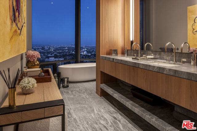 Los Angeles, CA 90067,211 Elm Court #25B