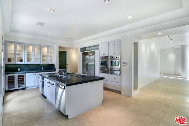 Los Angeles, CA 90069,1368 Doheny Place