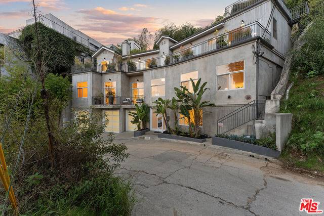 Los Angeles, CA 90068,2333 Vasanta Way