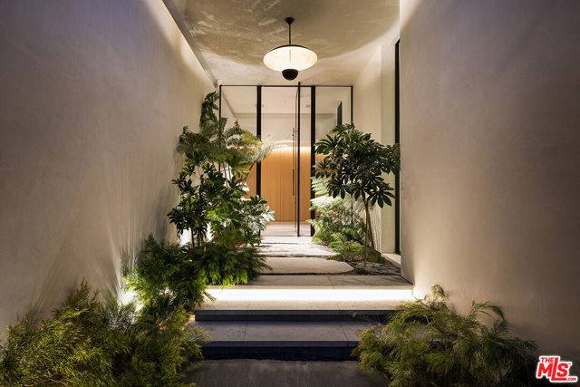 Los Angeles, CA 90069,1616 Rising Glen Road
