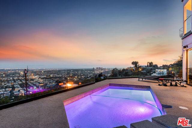 Los Angeles, CA 90046,8308 Grand View Drive