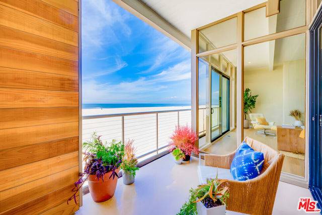 Marina Del Rey, CA 90292,1 Spinnaker Street #11