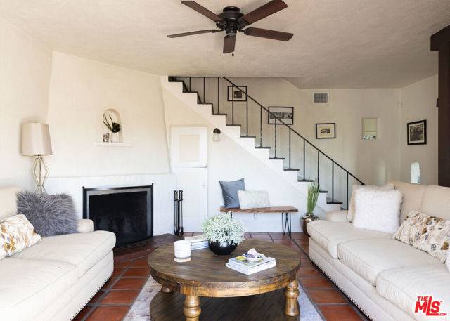 Los Angeles, CA 90068,2041 Glencoe Way