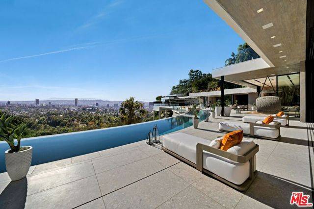 Los Angeles, CA 90069,9330 Flicker Way