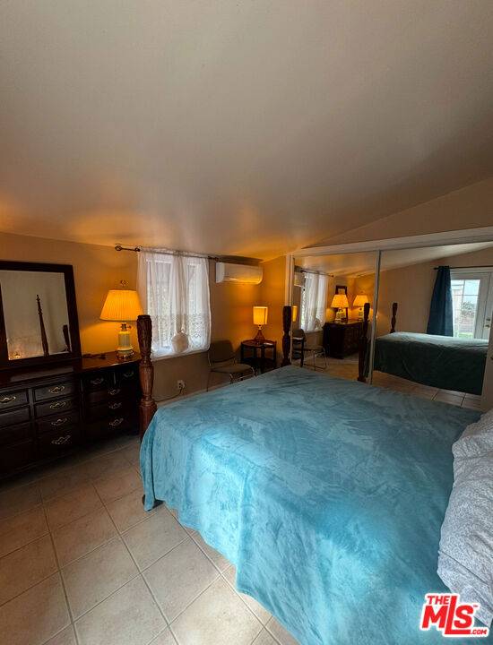 Studio City (los Angeles), CA 91604,12340 Moorpark Street