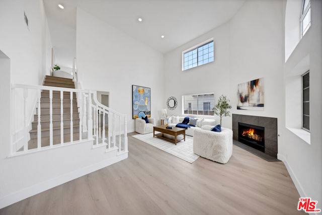 Los Angeles, CA 90064,2212 Midvale Avenue