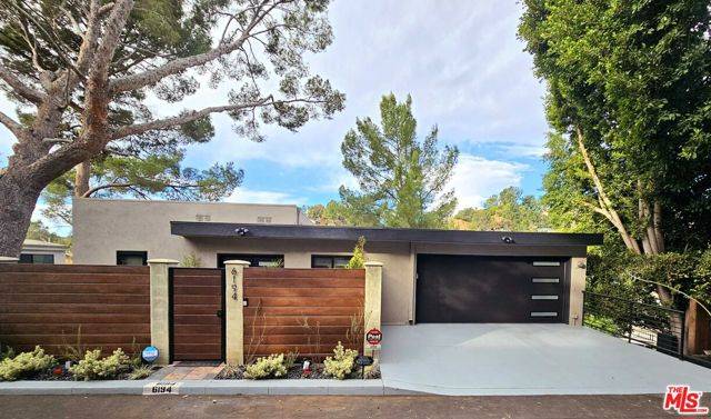 Los Angeles, CA 90068,6194 Rodgerton Drive