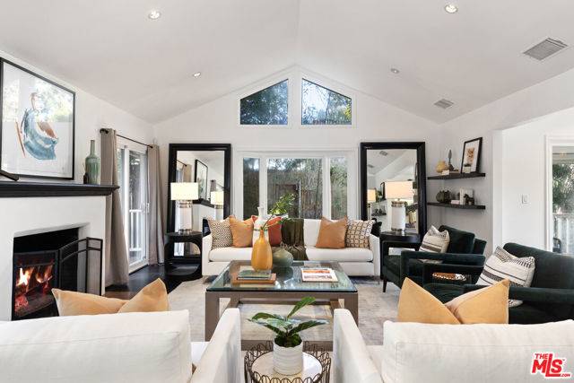 Los Angeles, CA 90069,9146 St Ives Drive