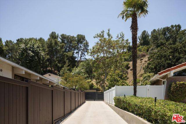 Los Angeles, CA 90049,2313 Banyan Drive