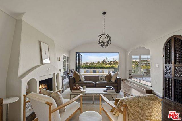 Los Angeles, CA 90068,2643 Hollyridge Drive