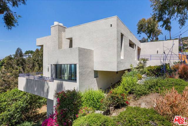 Los Angeles, CA 90049,12268 Canna Road
