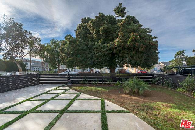Los Angeles, CA 90038,736 N Wilton Place