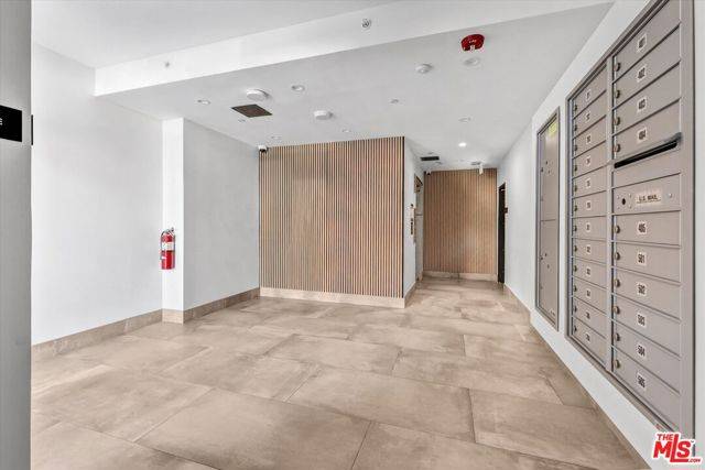 Los Angeles, CA 90019,1537 S Wilton Place #206
