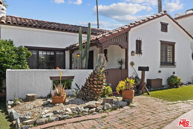 North Hollywood (los Angeles), CA 91601,11146 Huston Street