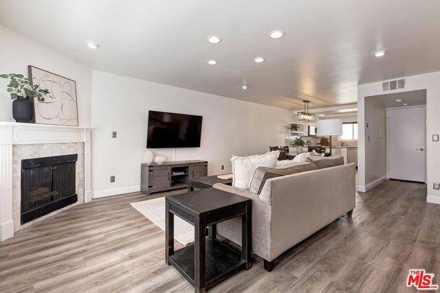 Sherman Oaks, CA 91423,14332 Dickens Street #10