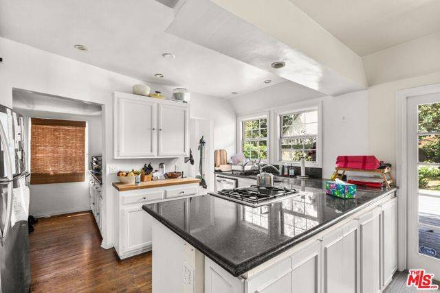 Santa Monica, CA 90404,3033 Virginia Avenue