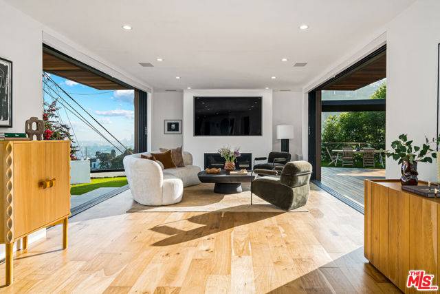 Los Angeles, CA 90046,8021 Floral Avenue