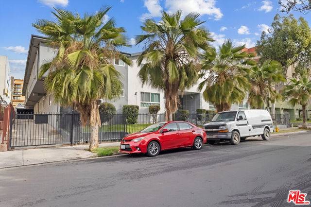 Los Angeles, CA 90027,5427 Carlton Way