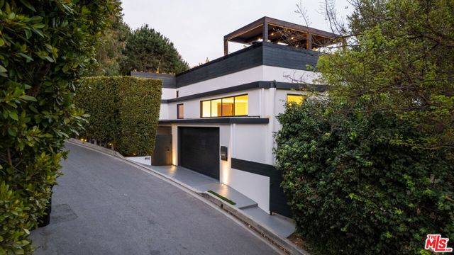 Los Angeles, CA 90069,8932 St Ives Drive
