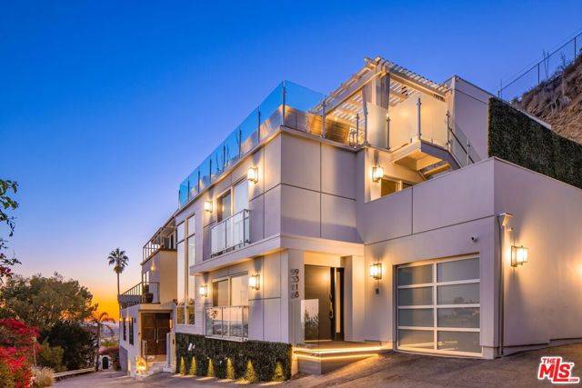 Los Angeles, CA 90069,9318 Warbler Way