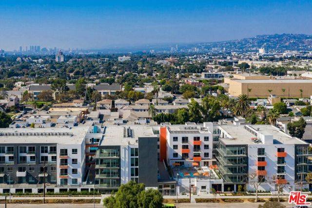 Los Angeles, CA 90004,525 N Wilton Place #202