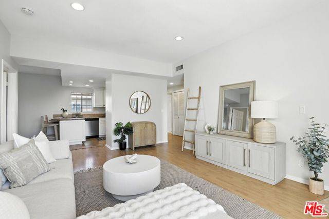 North Hollywood (los Angeles), CA 91602,11531 Riverside Drive #308