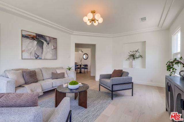 Los Angeles, CA 90047,9116 S Wilton Place