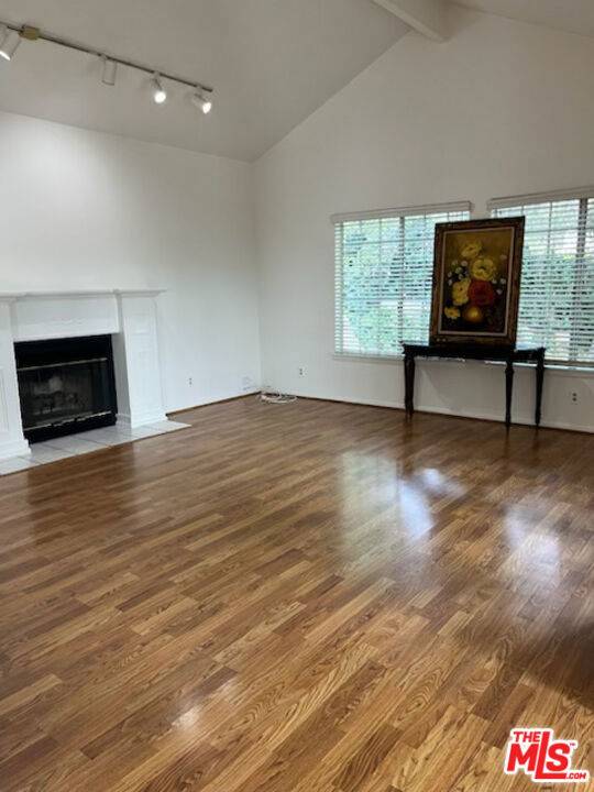 Montrose, CA 91020,2561 Mayfield Avenue