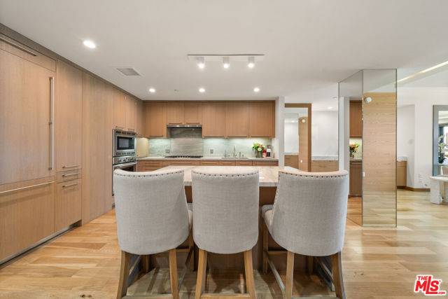 Santa Monica, CA 90401,1755 Ocean Avenue #811