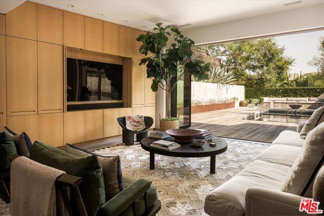 Los Angeles, CA 90046,8466 Brier Drive