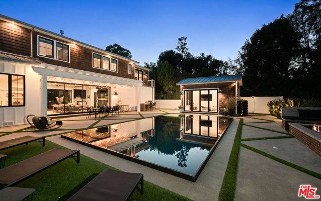 Encino (los Angeles), CA 91436,16101 Royal Mount Drive