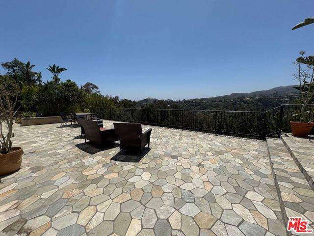 Los Angeles, CA 90049,911 TEAKWOOD Road