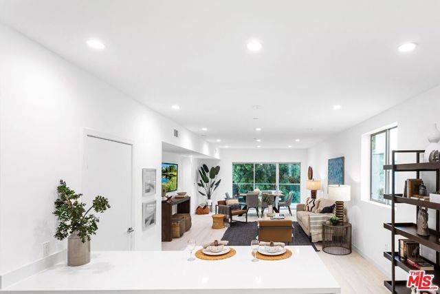 Los Angeles, CA 90049,11620 Chenault Street #103