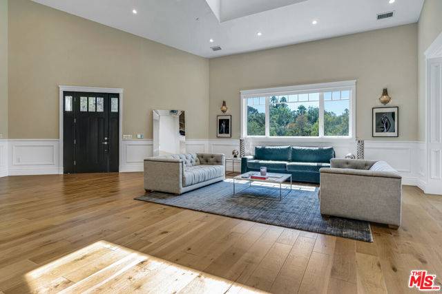 Tarzana (los Angeles), CA 91356,19633 Wells Drive