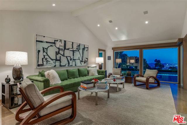 Los Angeles, CA 90069,8814 Pinto Place